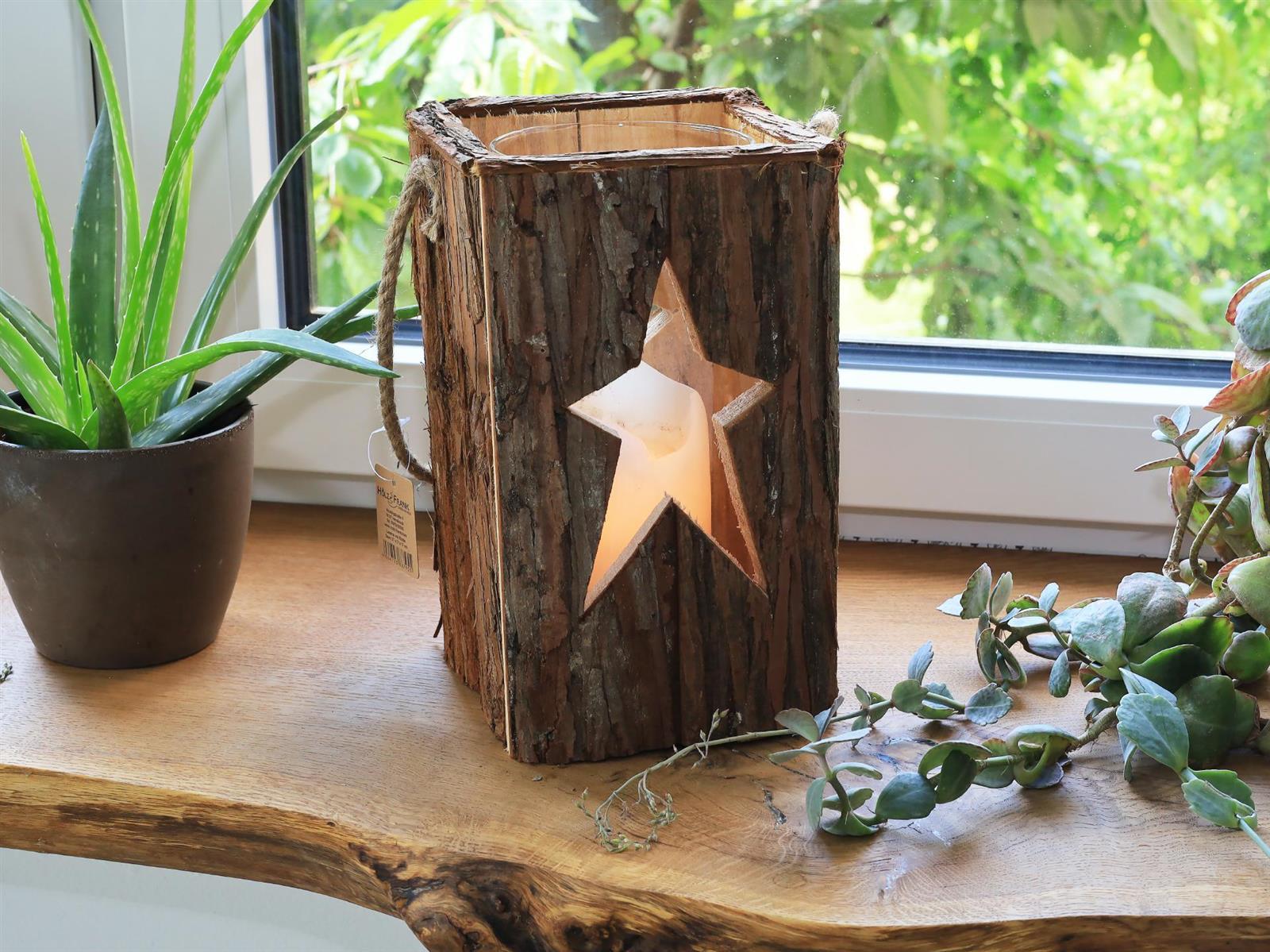 Rustikale Holz Laterne mit Rinde und Glaszylinder Ausschnitt Stern
