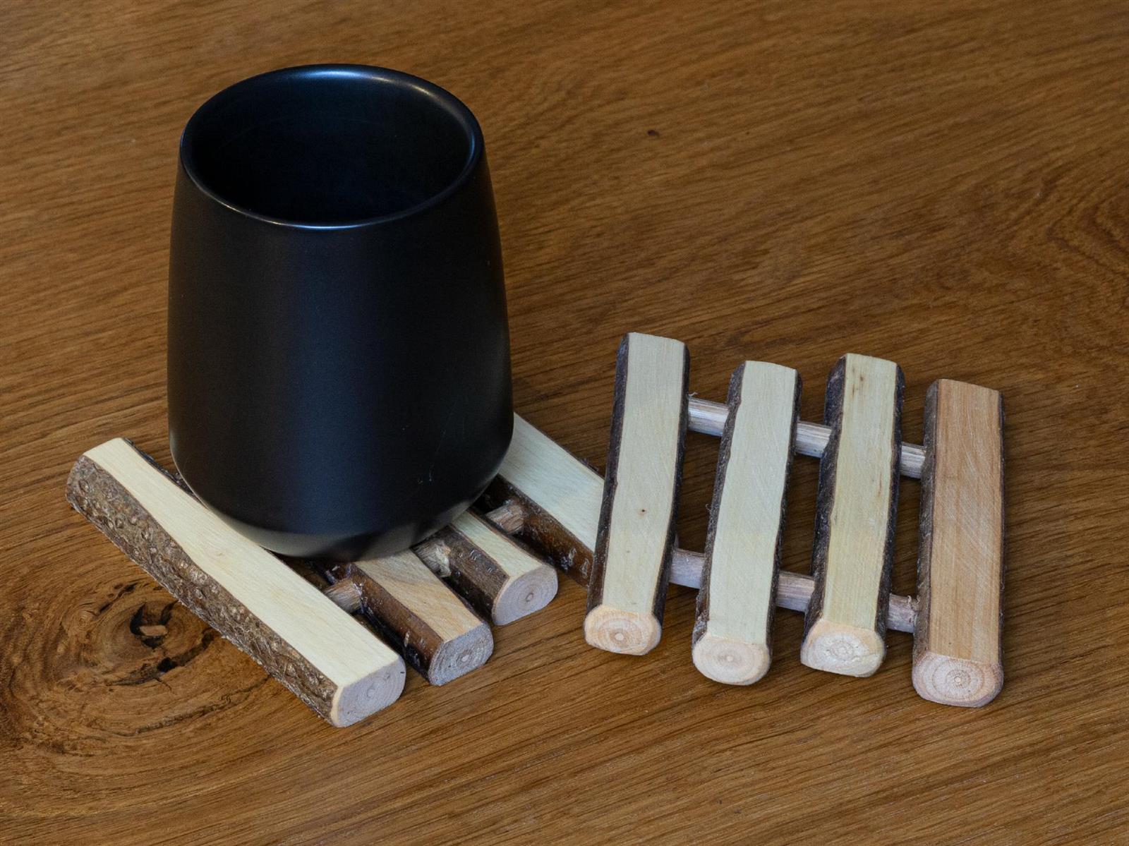 Getraenkeuntersetzer aus geoelten Haselnussstaebchen mit Rinde rustikales Design
