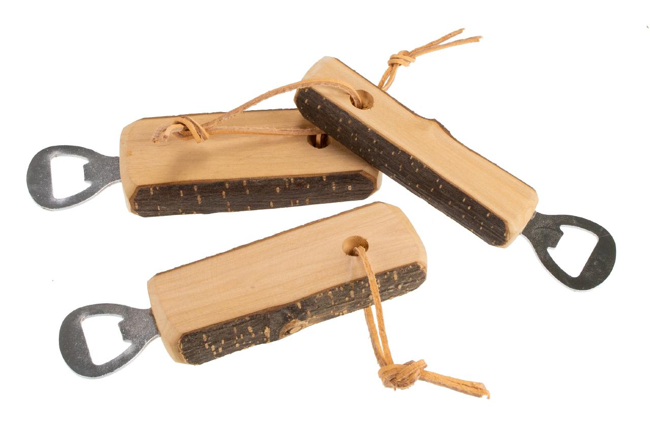 Flaschenoeffner aus Erle mit Rinde und Lederband ca