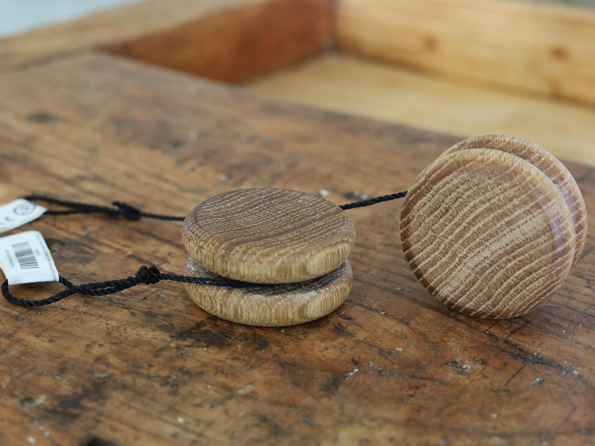 Elegantes Holz Jojo aus Eiche mit geoelter Oberflaeche Schoenes Geschenk