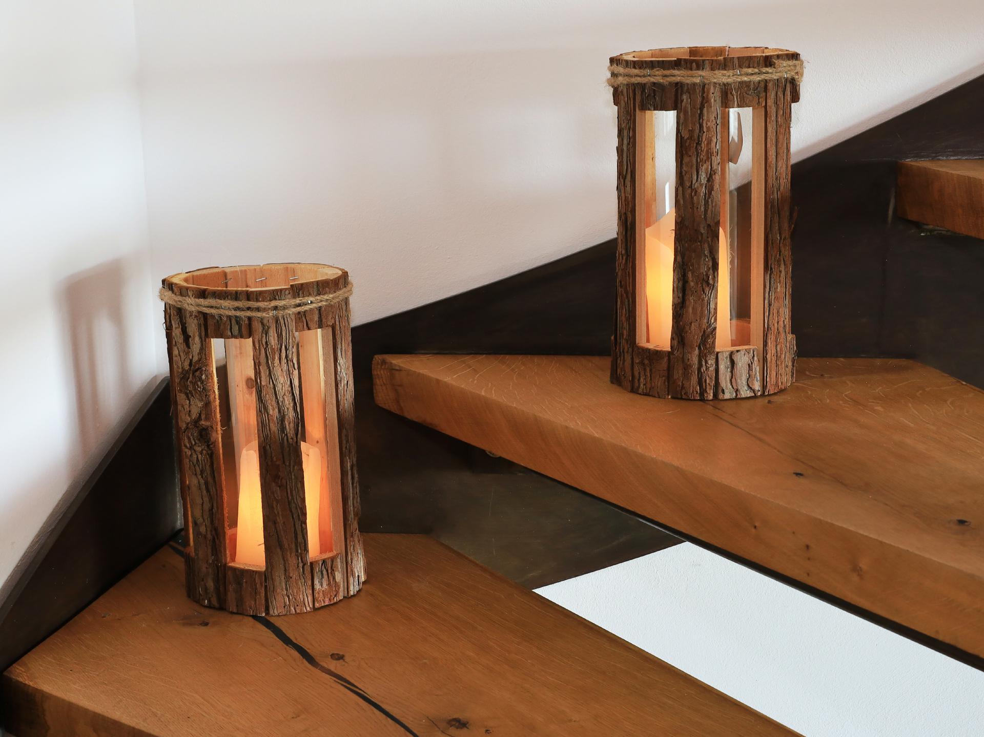 Rustikale Holz Laterne mit Rinde und Glaszylinder Ausschnitt Rund
