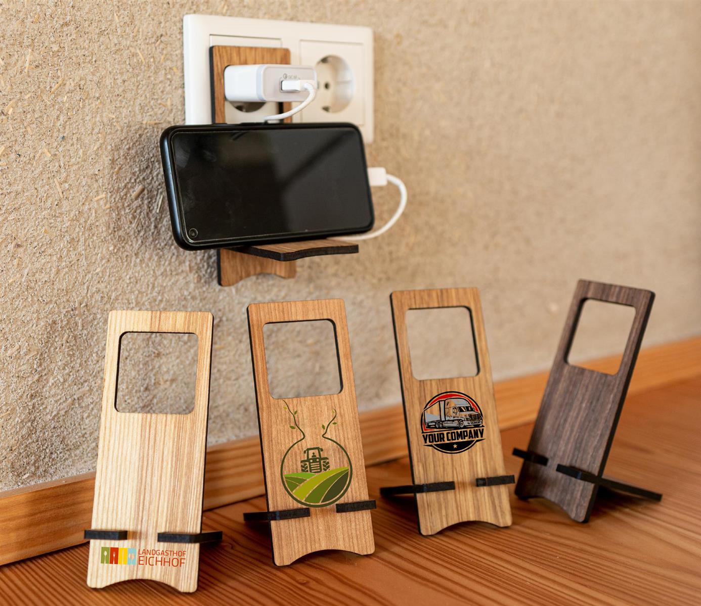 Personalisierter Smartphone Halter zum stellen und haengen mit buntem UV Druck
