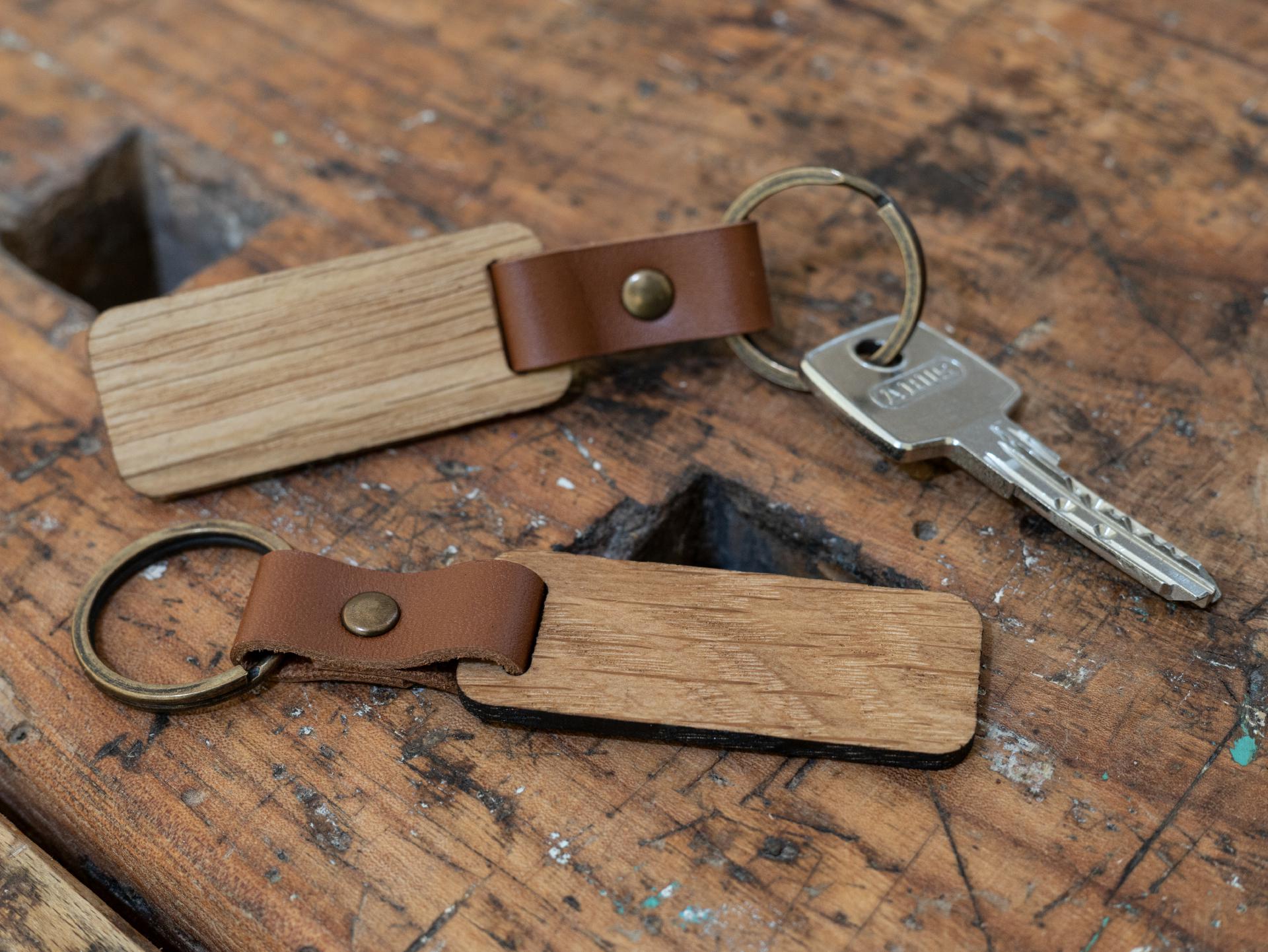 Holz Schluesselanhaenger aus geoelter Eiche mit hellbraunem Lederband