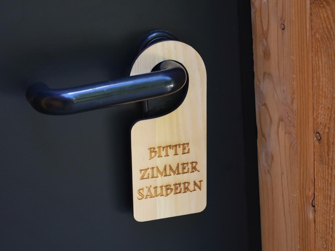 Klinkenschild Tuerschild aus duftender Zirbe Bitte Zimmer saeubern Bitte nicht stoeren