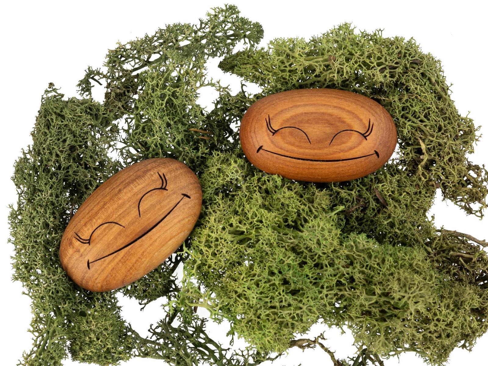 Holz Handschmeichler aus Kirsche geoelt in Stein Form mit Gravur Smilie