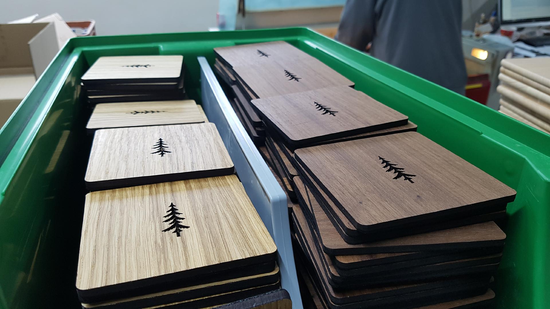 Personalisierte Holz Untersetzer aus FSC Eiche geoelt inklusive