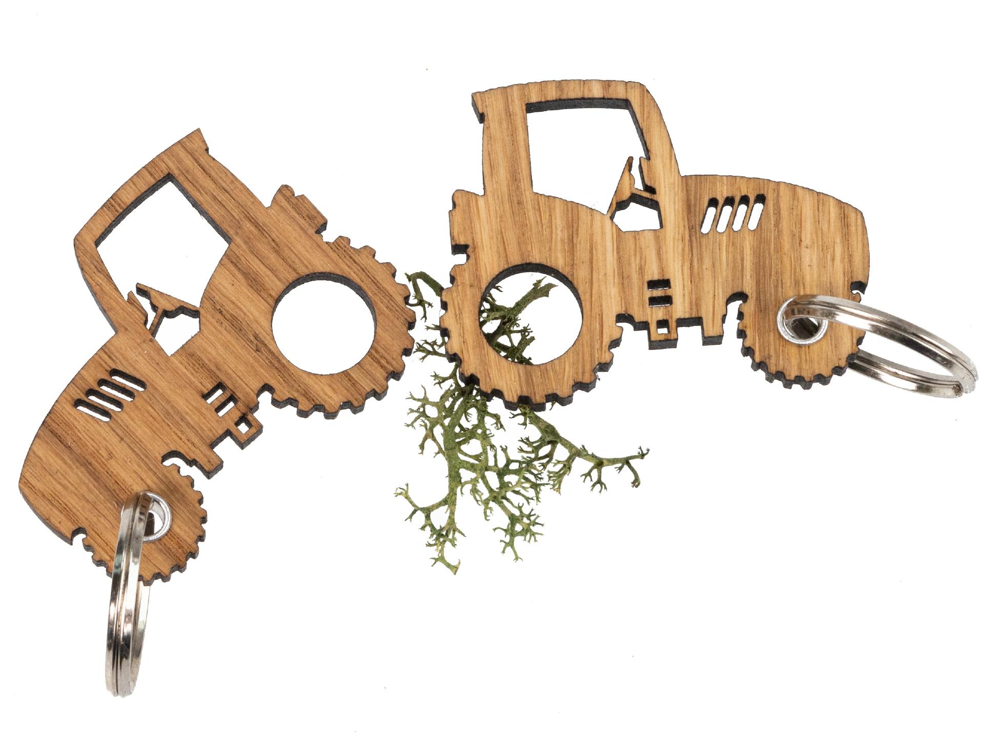 Schlüsselanhänger aus FSC® Eiche geölt in Traktor Form