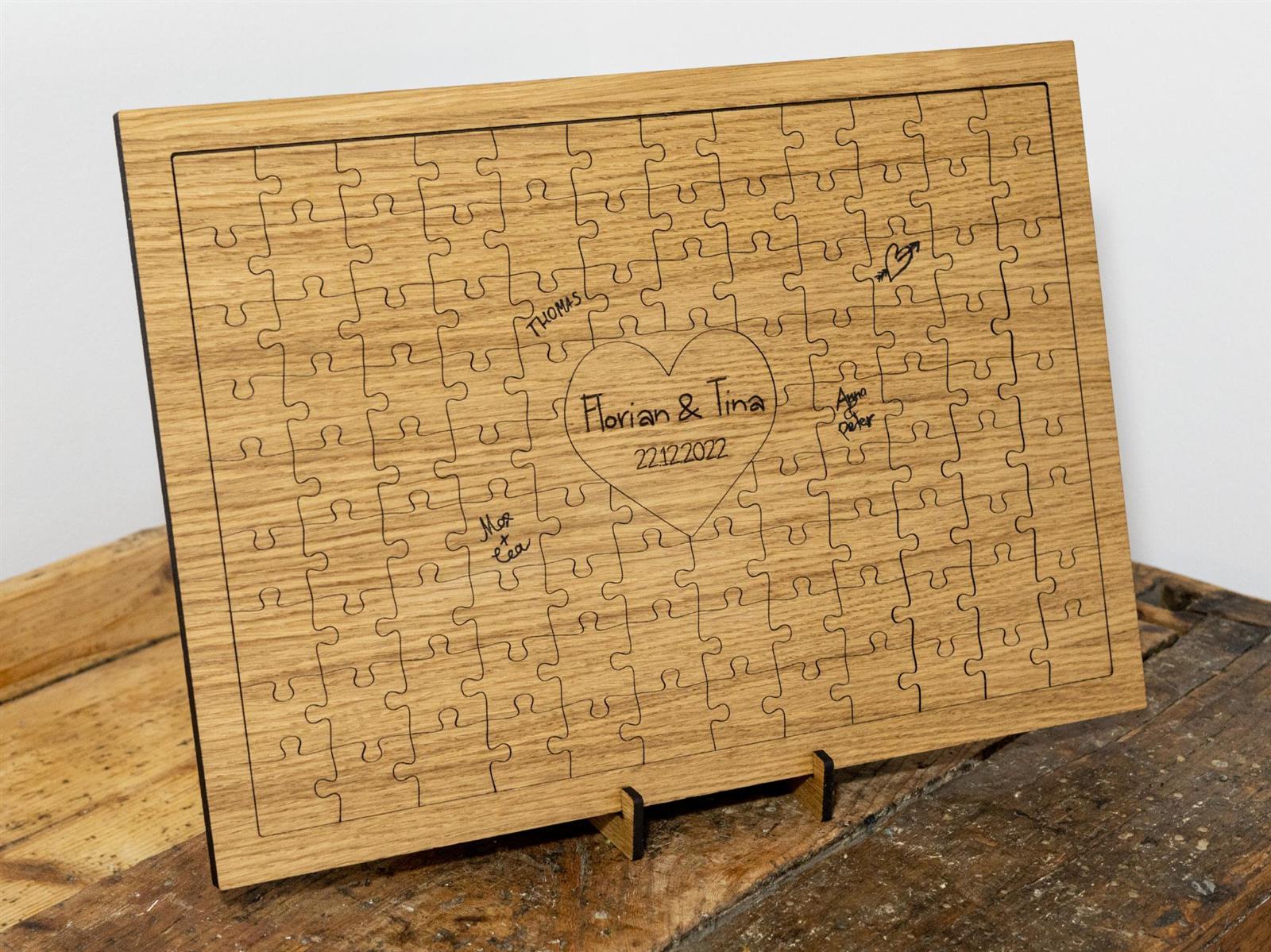 Hochzeit Holz Gaestebuch aus FSC Eiche geoelt Puzzle Teile mit Wunschdaten und Aufsteller