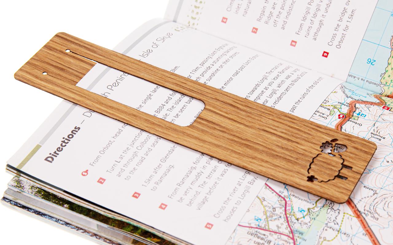 Personalisiertes Holz Lesezeichen mit Laser Gravur Nussbaum geoelt bis