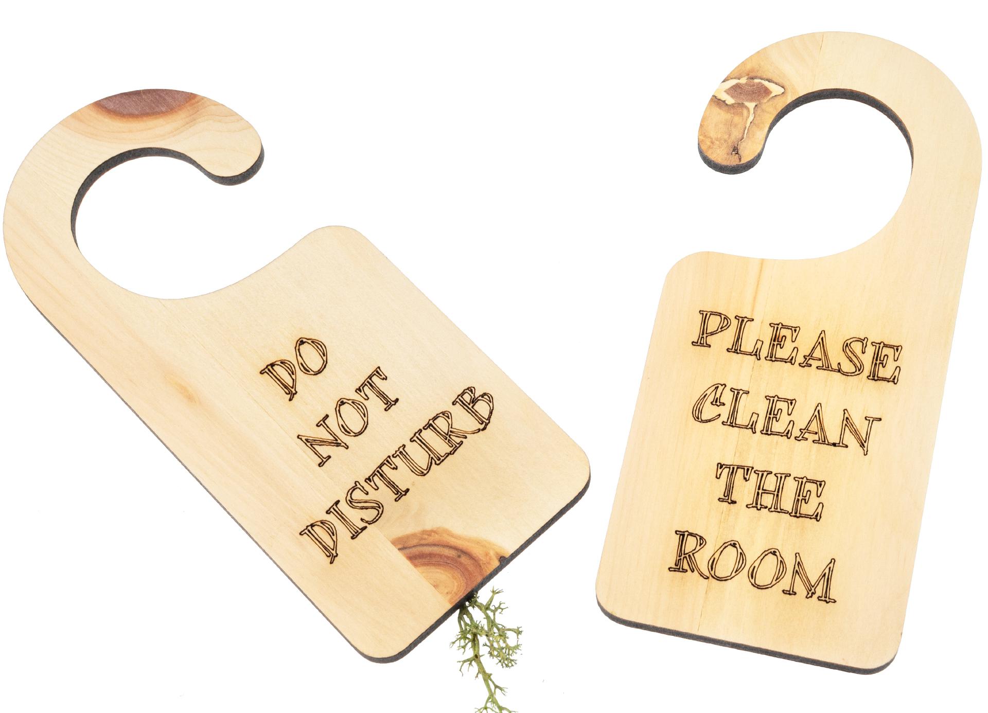 Holz-Türanhänger - Klinkenschild aus duftender Zirbe "Please clean the room" / "Do not disturb"