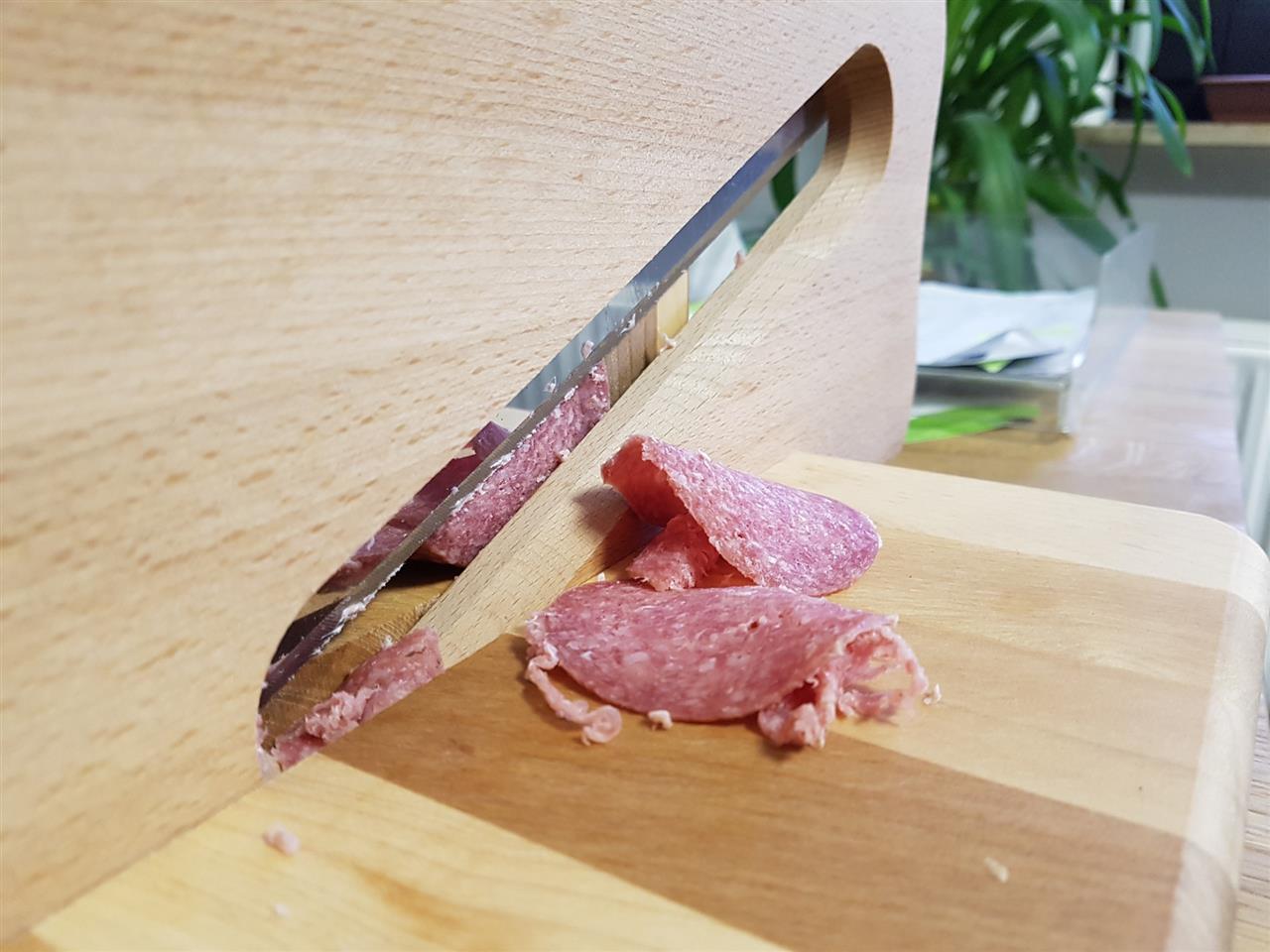 Hochwertige Schneidemaschine aus Buchenholz fuer Salami und Schinken Wurstschneidegeraet