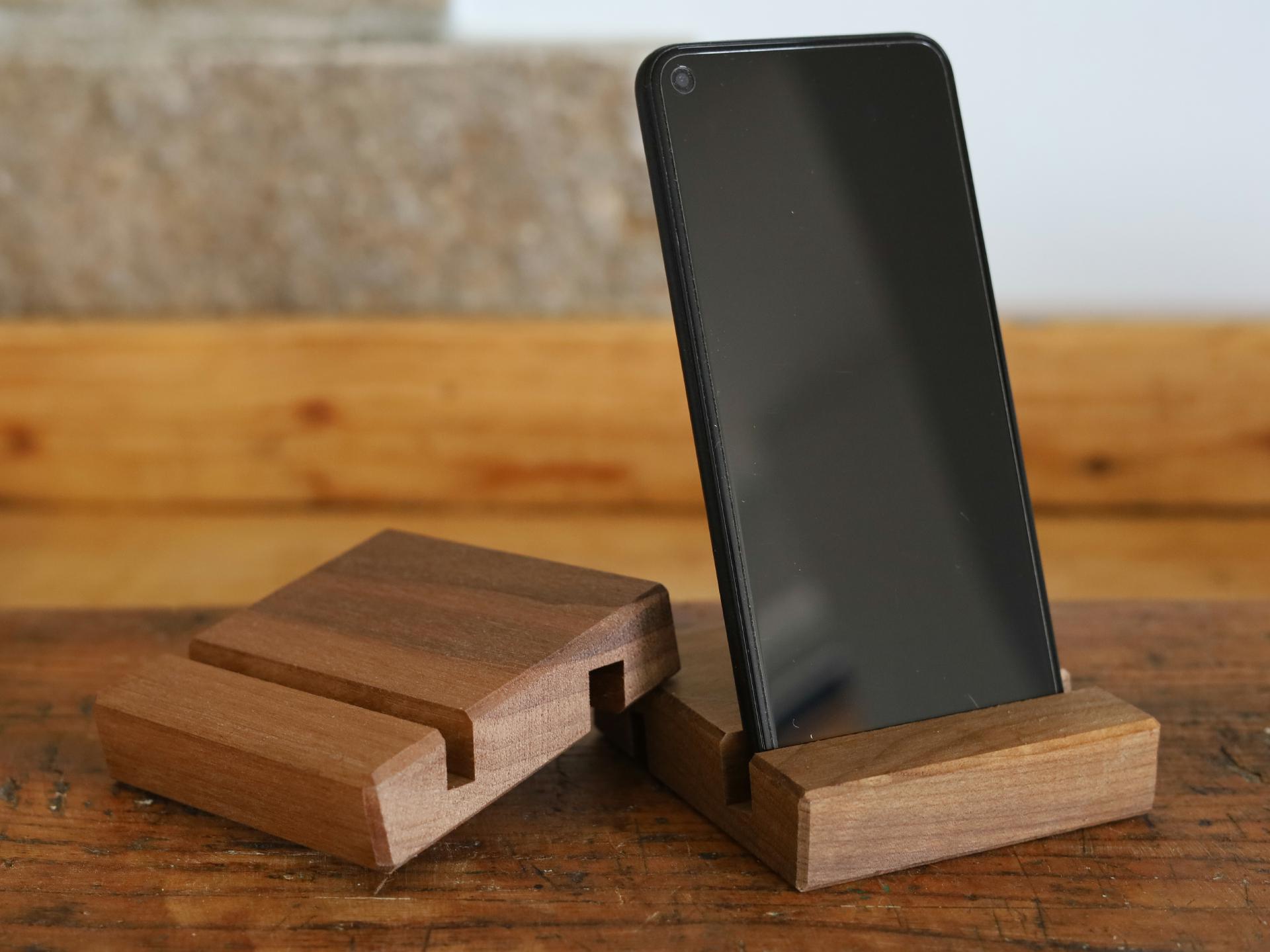 Massivholz Smartphone und Tablet Halter aus geoeltem Nussbaum