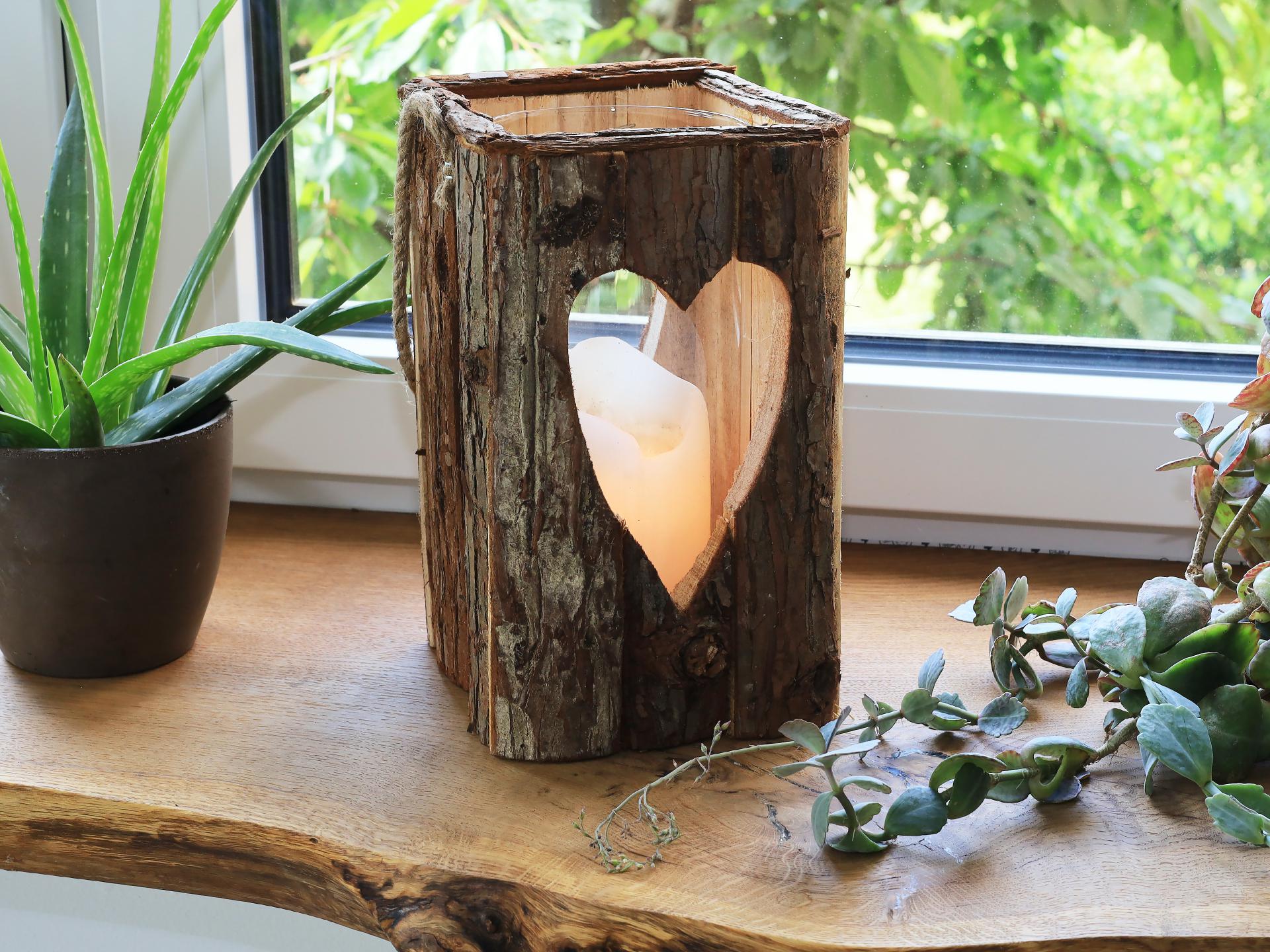 Rustikale Holz Laterne mit Rinde und Glaszylinder - Ausschnitt Herz 27x16 cm