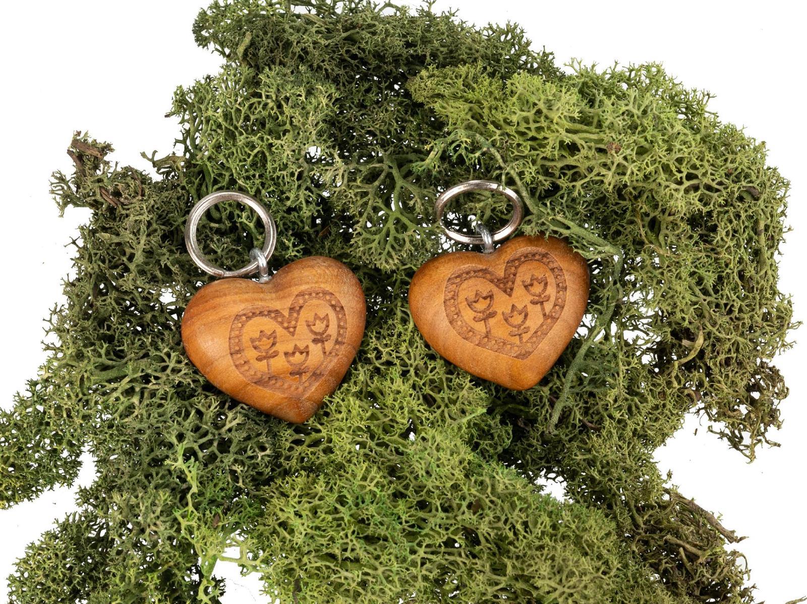 Holz Herz Schluesselanhaenger aus Kirsche geoelt Herz mit Blumen