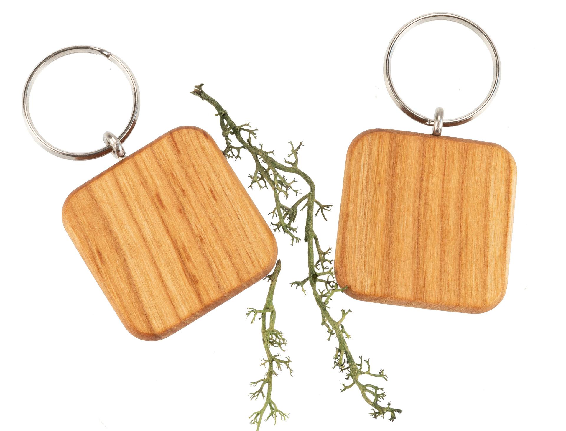 Holz Schlüsselanhänger quadratisch aus FSC® zertifizierter Kirsche geölt 4 cm