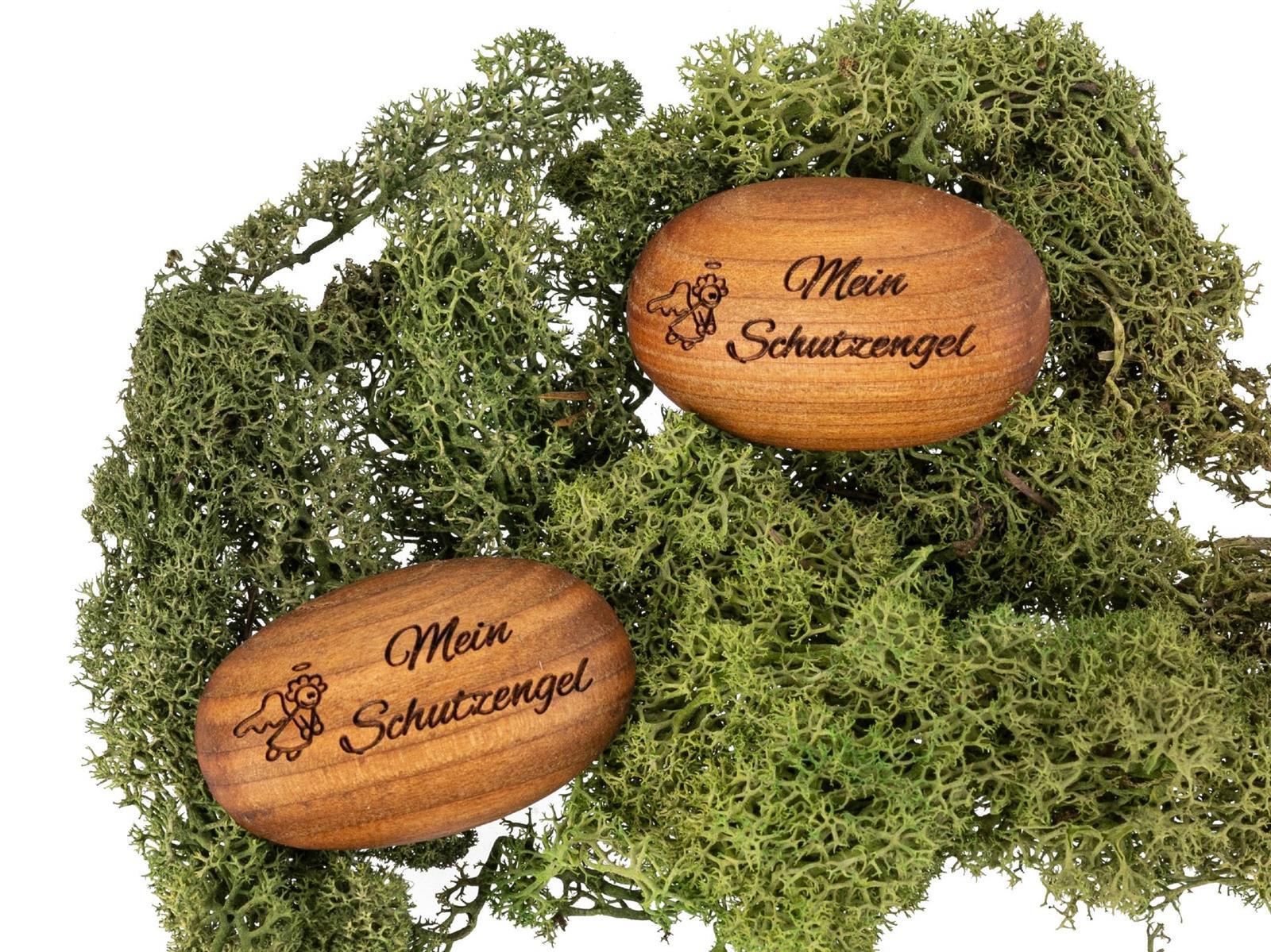 Holz Handschmeichler aus Kirsche geoelt in Stein Form mit Gravur Mein Schutzengel