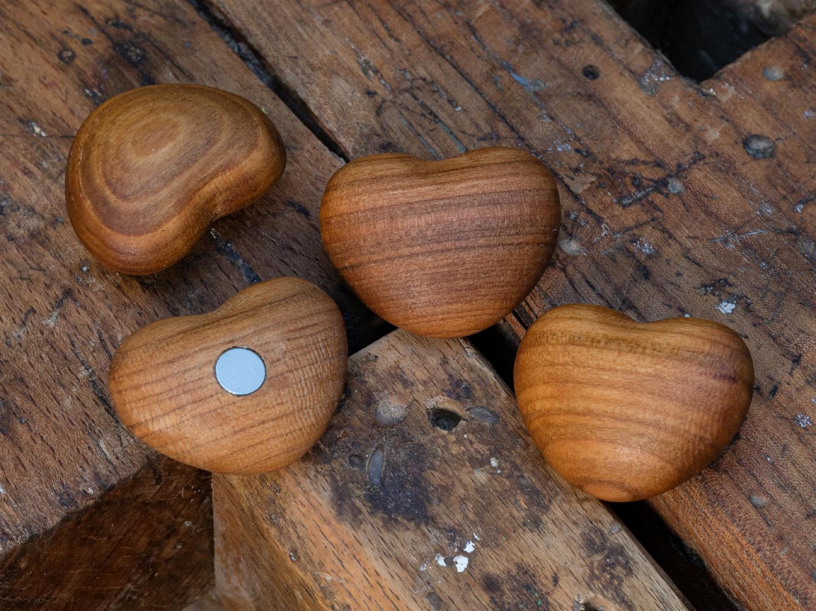 Handschmeichelndes Holzherz mit Magnet aus Kirschholz