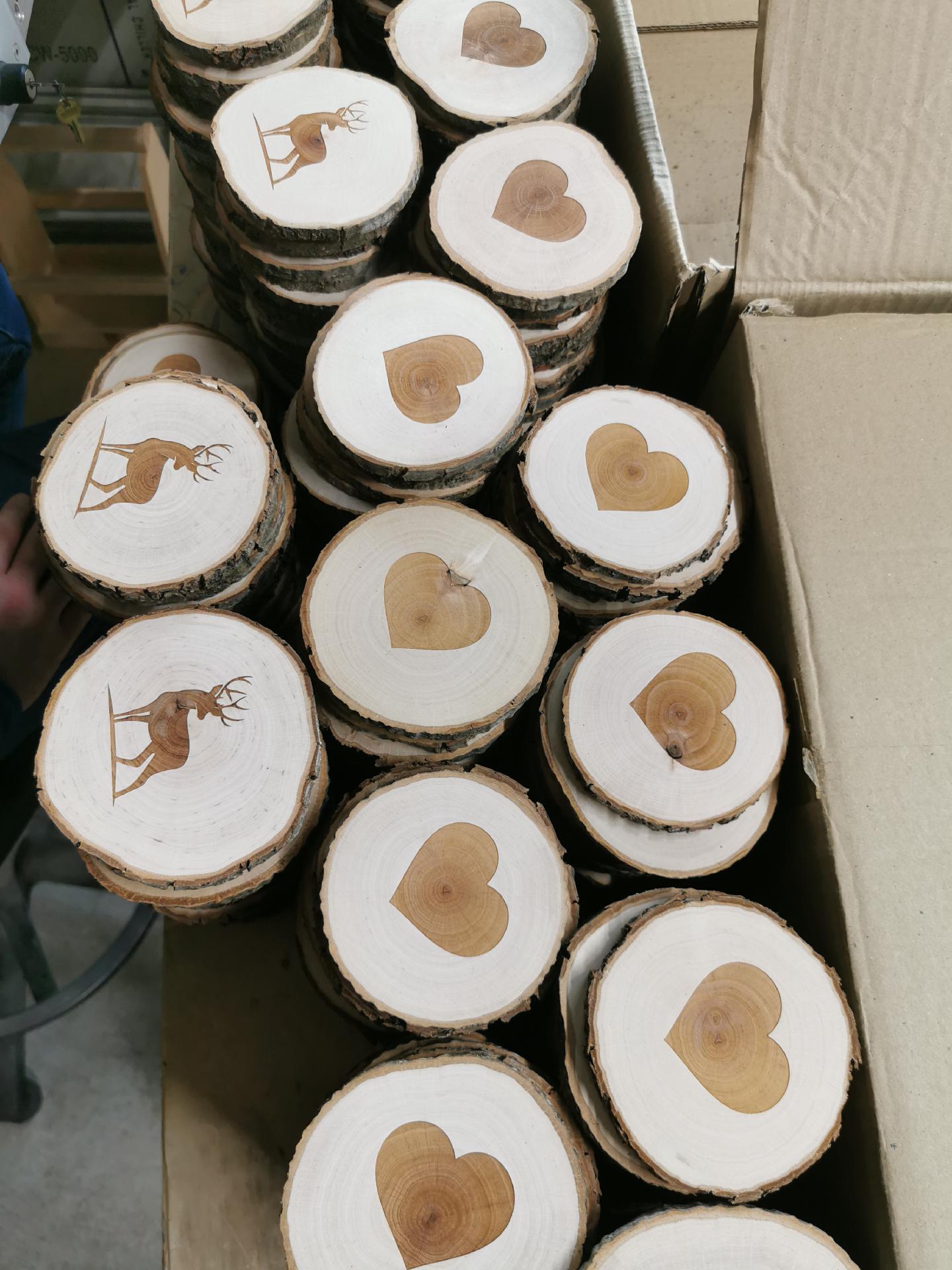 Personalisierter Rustikaler Holz Untersetzer mit Rinde und Laser Gravur