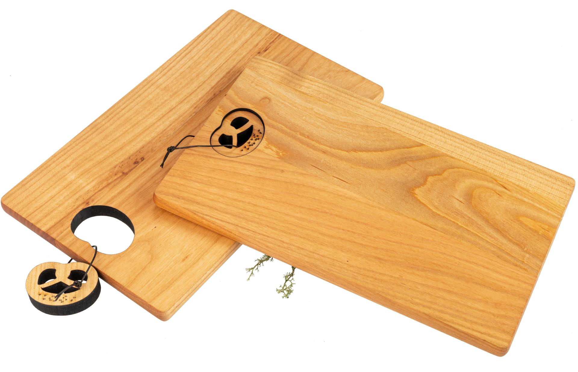 Schneidebrett - Kirsche geölt - 30 x 18 x 1,5 cm - Breze / Brezel an Lederband FSC®