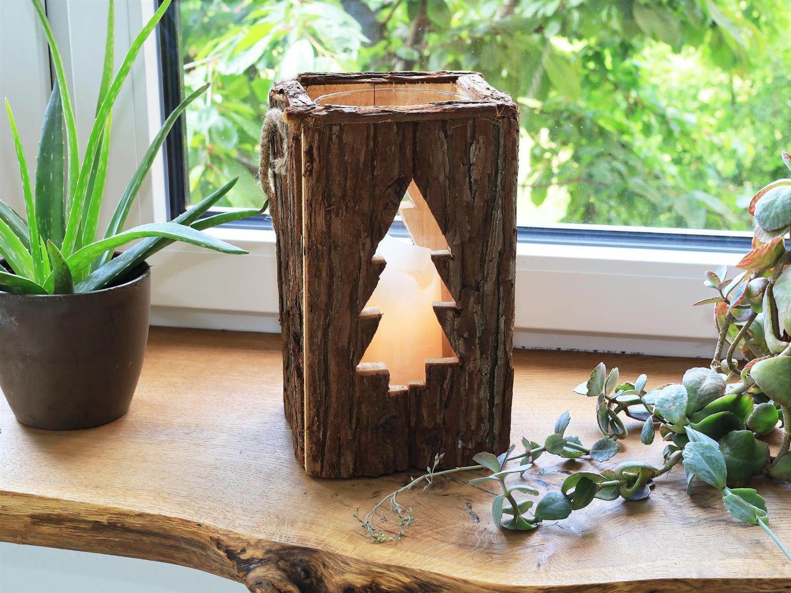 Rustikale Holz Laterne mit Rinde und Glaszylinder Ausschnitt Tanne