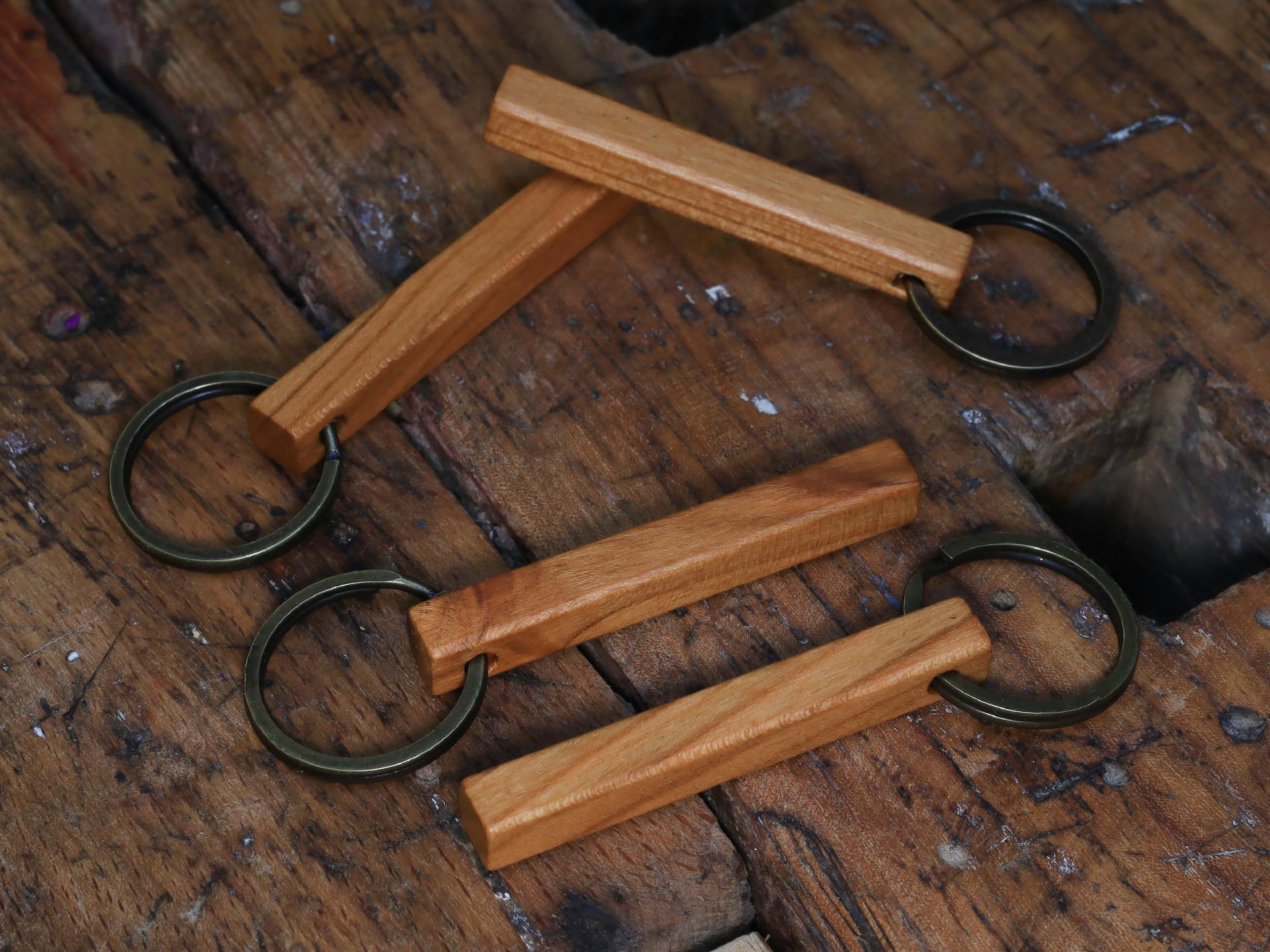 Holz Schluesselanhaenger Staebchen Form aus Kirsche geoelt
