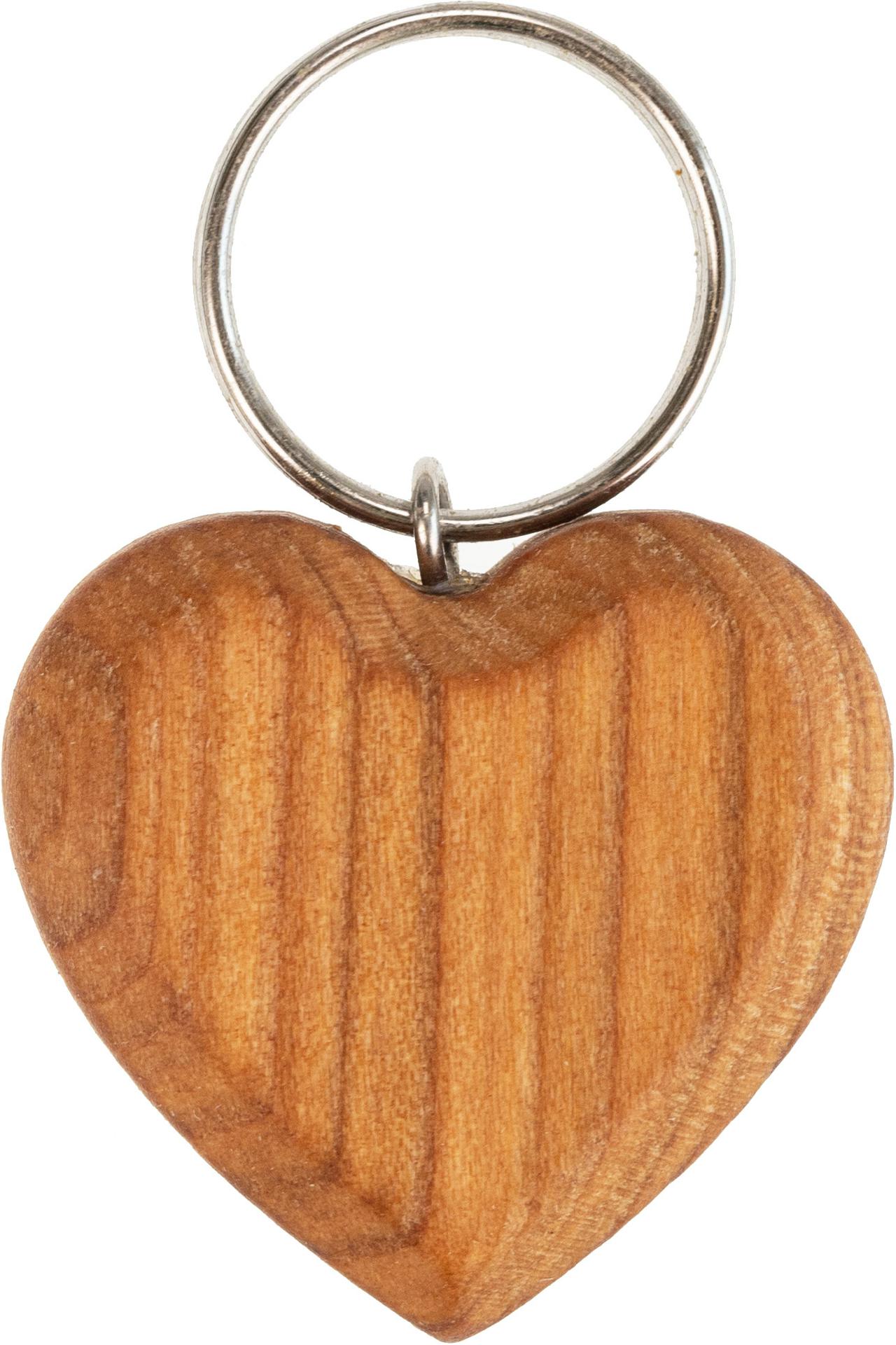 Flacher Holz Schluesselanhaenger aus geoelter Kirsche Herzform