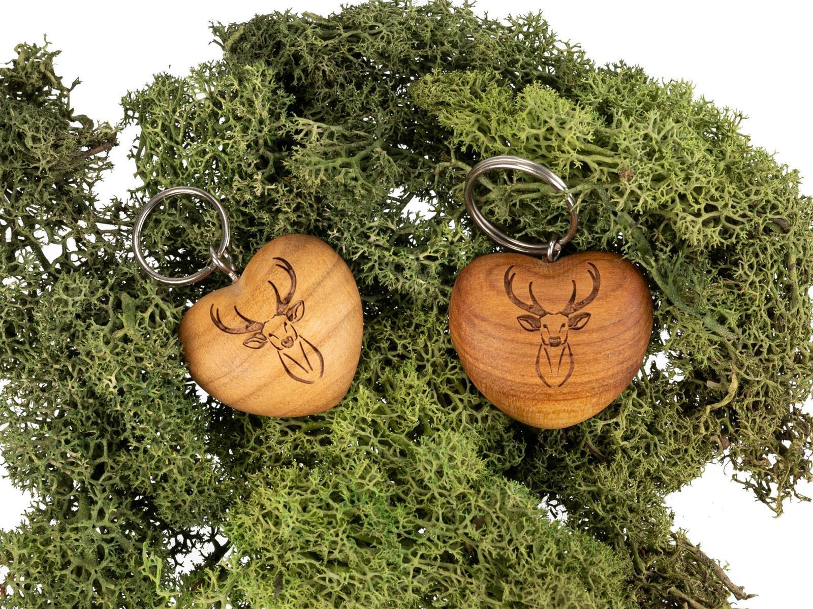 Holz Herz Schluesselanhaenger aus Kirsche geoelt Hirsch