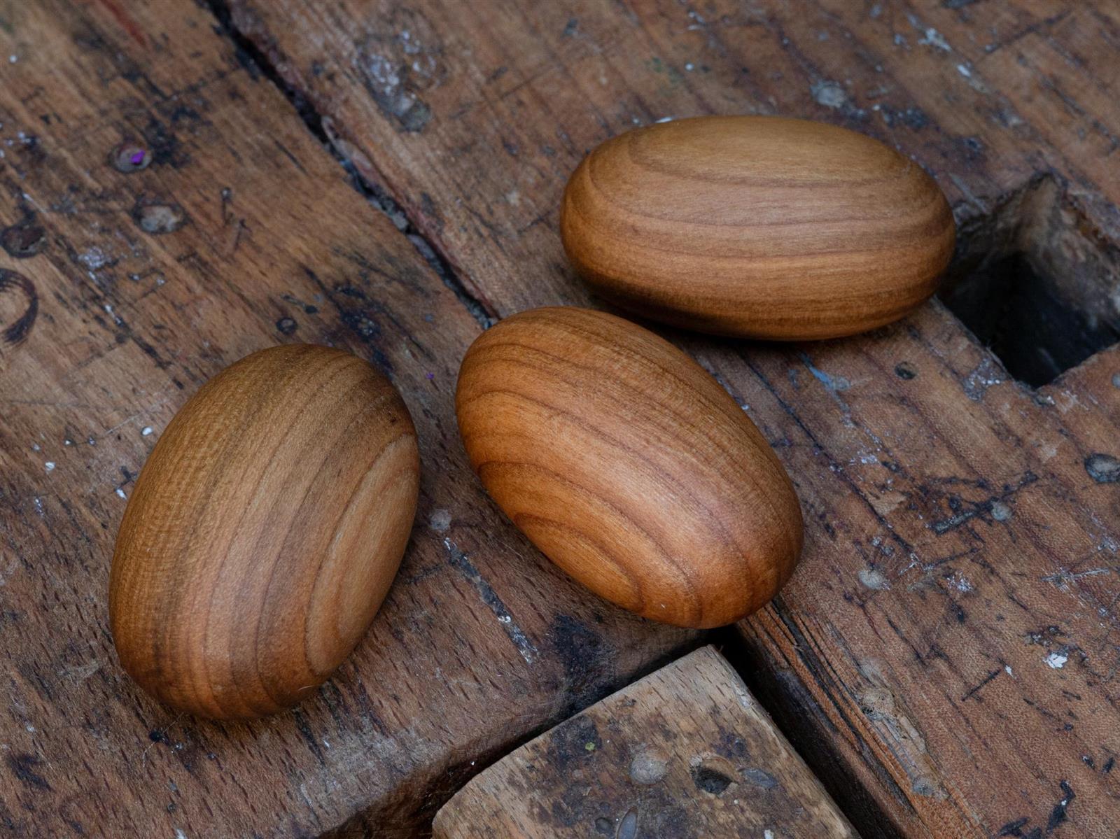 Holz Handschmeichler Kirsche geoelt Stein Form ca