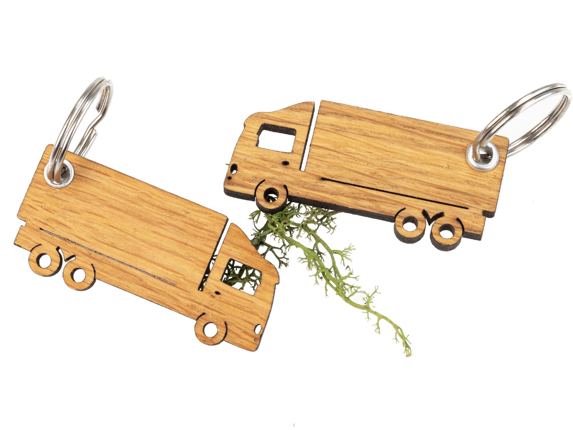 Schlüsselanhänger aus FSC® Eiche geölt in LKW Form