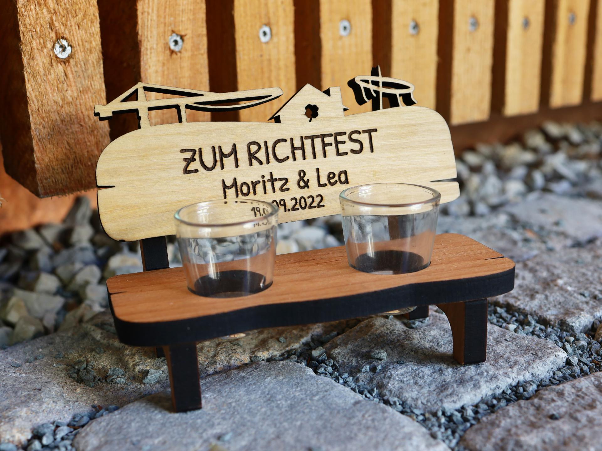 Geschenk zum Richtfest Holz Schnapsbank Richtfest mit Ihren Namen und zwei Stamperl