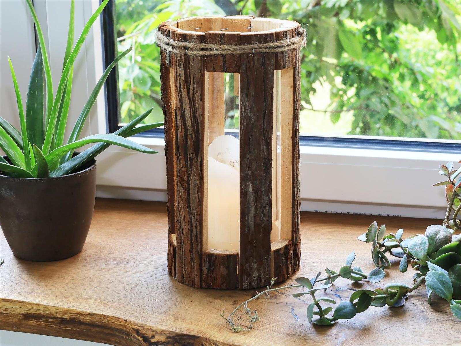Rustikale Holz Laterne mit Rinde und Glaszylinder Ausschnitt Rund
