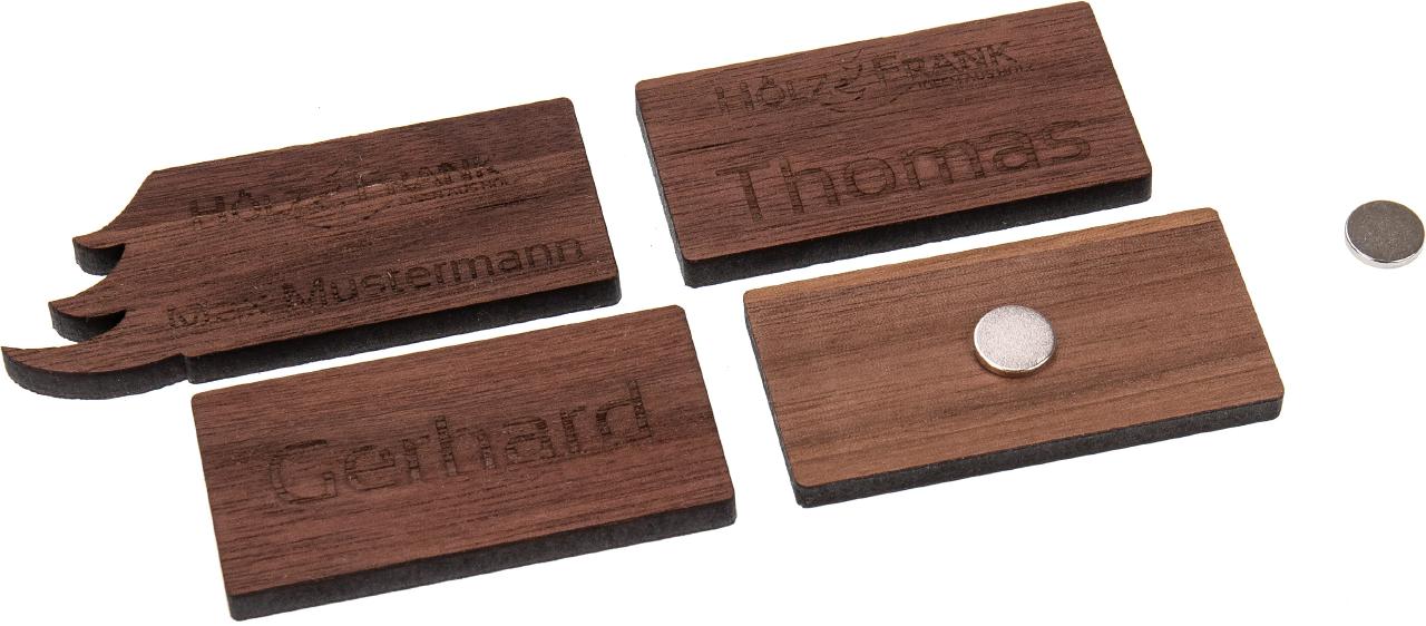 Magnetische Namensschilder aus geoeltem Nussbaumholz mit zwei Magneten