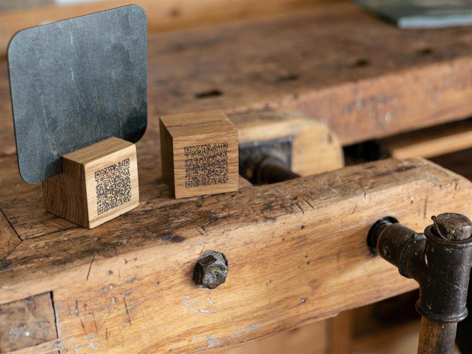Holz Wuerfel aus Eiche lackiert