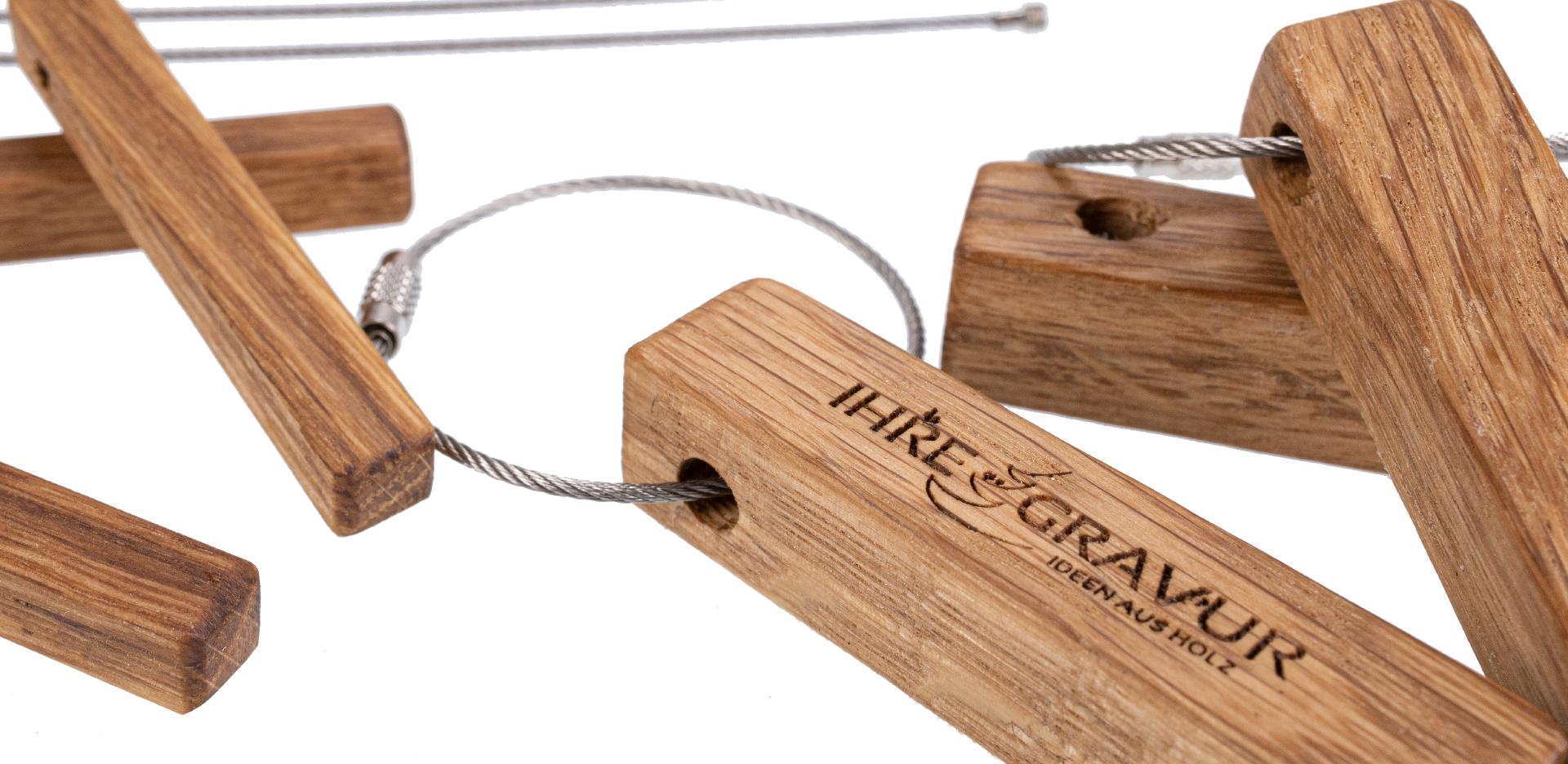 Personalisierter Staebchen Schluesselanhaenger aus geoeltem Eichenholz mit Laser Gravur