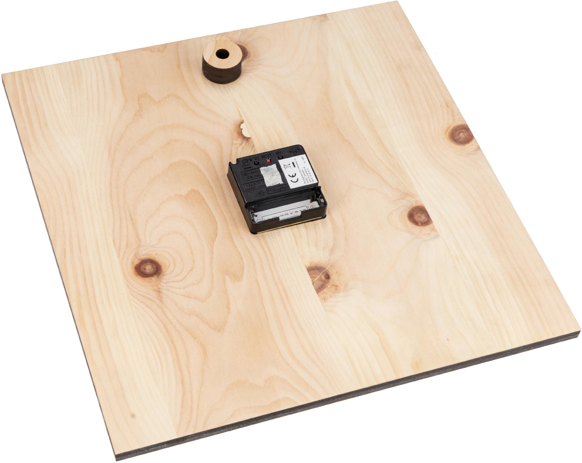 Kinder Holz Wanduhr aus duftender Zirbe mit geraeuschlosem Funk Uhrenwerk