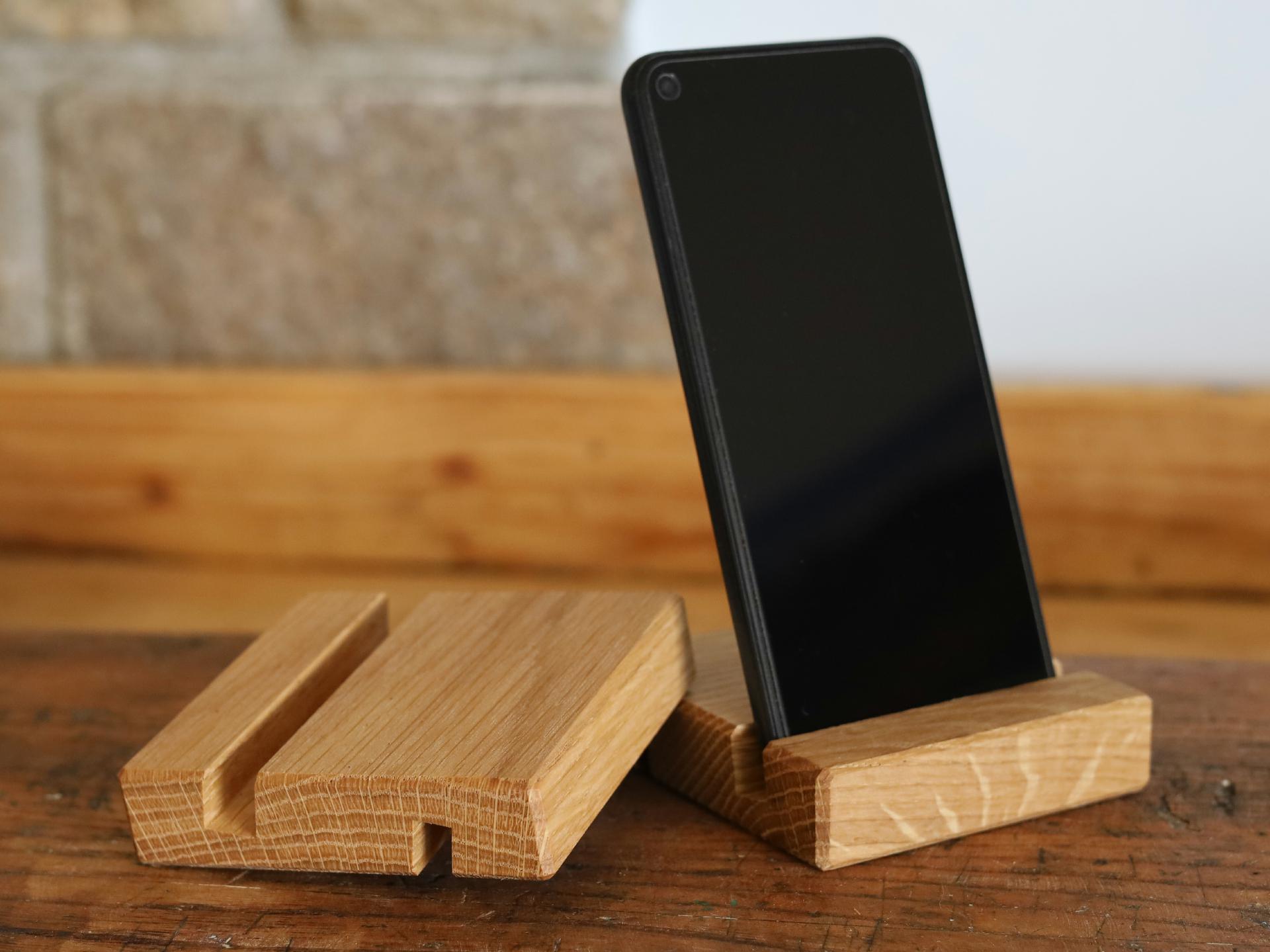 Massivholz Smartphone und Tablet Halter aus geoelter Eiche