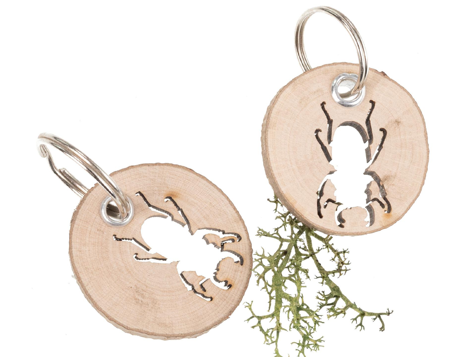Runder Baumscheiben-Schlüsselanhänger mit Käfer Motiv