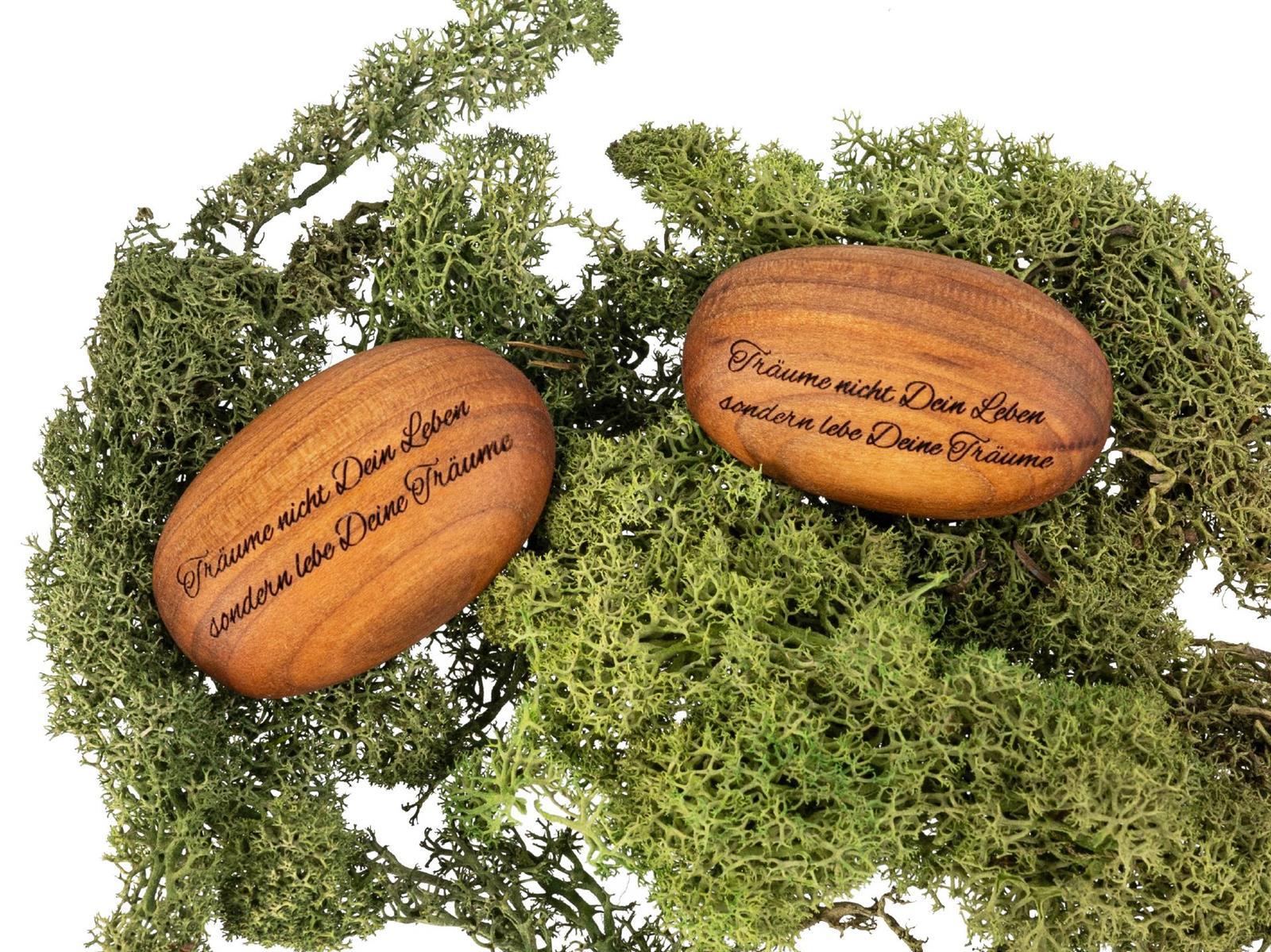 Holz Handschmeichler aus Kirsche geoelt in Stein Form mit Gravur Traeume nicht dein Leben