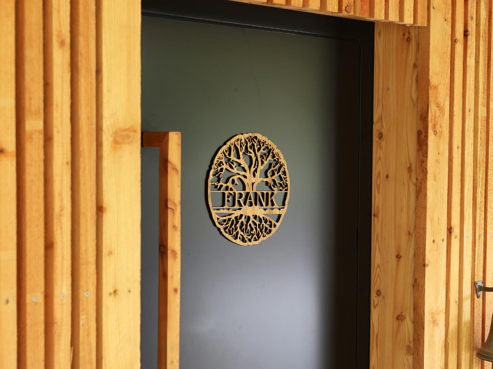 Personalisiertes Holz Tuerschild Lebensbaum Unikat mit Familiennamen Esche FSC geoelt