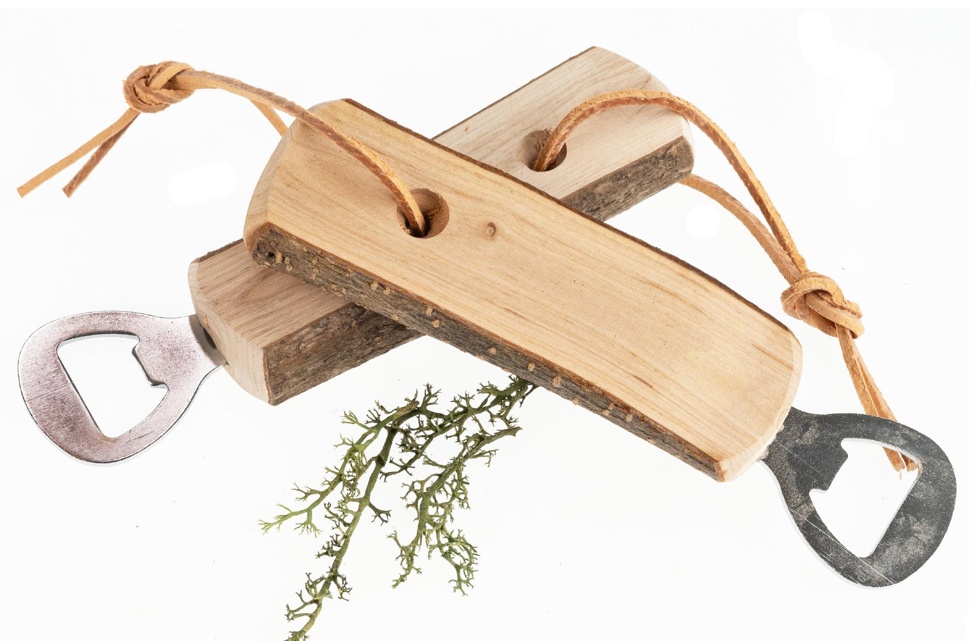 Rustikaler Erle Flaschenöffner mit Rinde und Lederband | 16cm