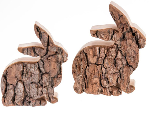 Handgefertigter Osterhase aus natuerlichem Erleholz mit Rinde