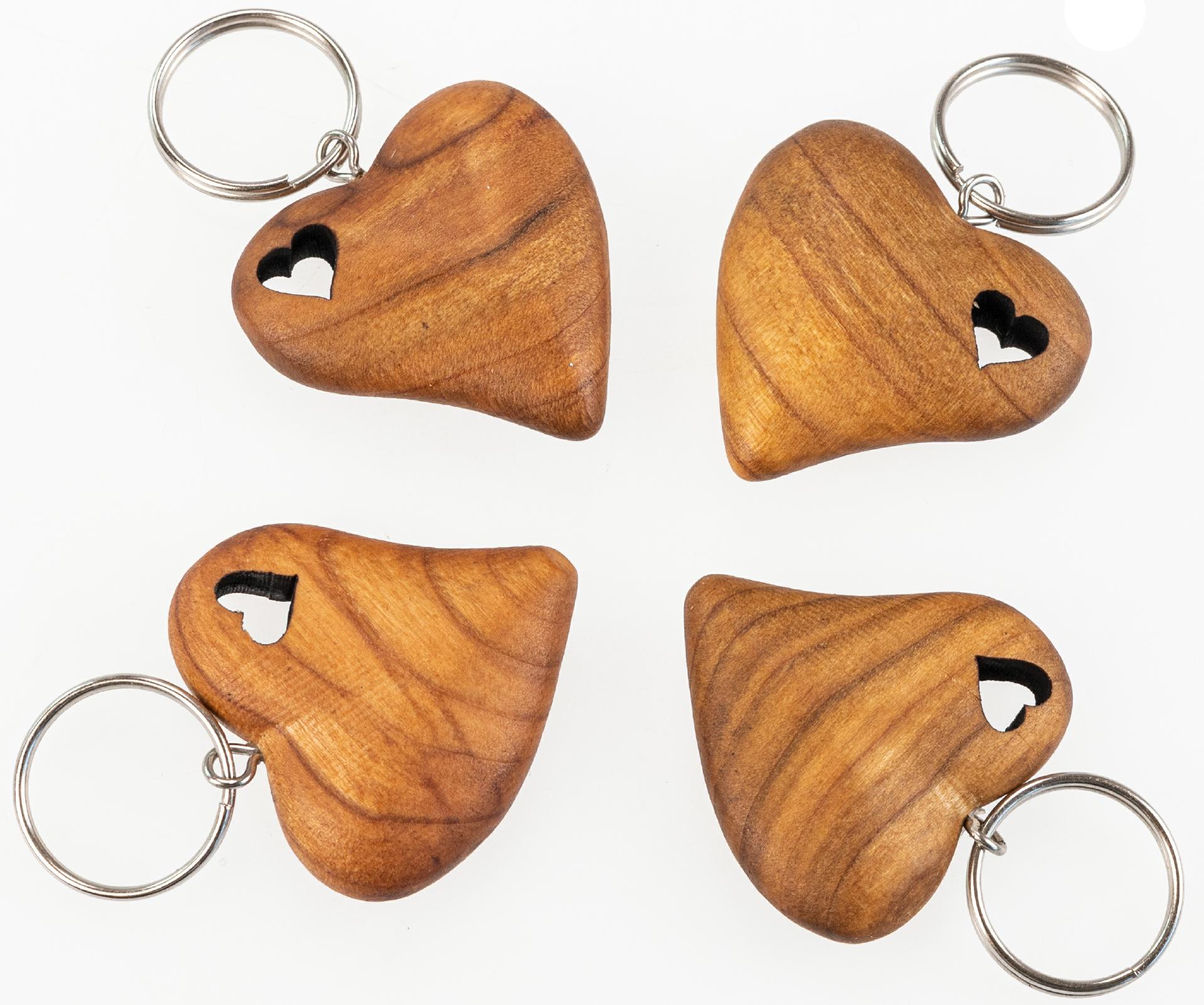 Holz Schluesselanhaenger aus geoelter Kirsche Herz in Herz geschwungen
