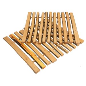 High-quality wooden placemat made of oiled hazelnut wood with bark (approx. 35 x 35 x 1.4 cm)