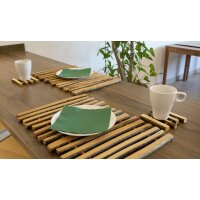 High-quality wooden placemat made of oiled hazelnut wood with bark (approx. 35 x 35 x 1.4 cm)