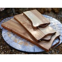 Schneidebrett Esche geölt mit Baumkante mit Ledergriff und Messingschrauben ca. 32 x 14 x 2 cm