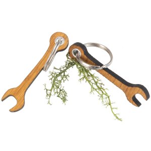 Schlüsselanhänger aus FSC® Eiche geölt in Schraubenschlüssel Form