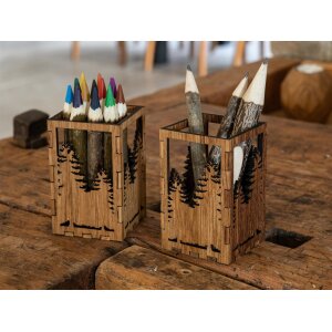 Holz-Stiftehalter mit Tannen Ausschnitt aus Eichenholz