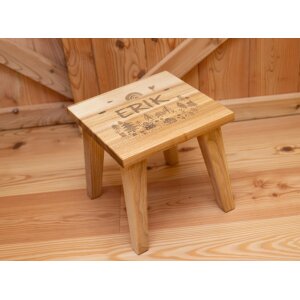 Kinderhocker aus massiv Esche geölt - Holzhocker mit Wald Gravur und Wunschname