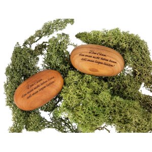 Holz Handschmeichler aus Kirsche geölt in Stein Form mit Gravur "Den Stein, den man nicht heben..."