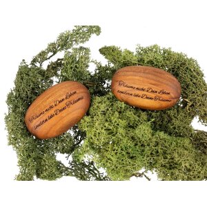 Holz Handschmeichler aus Kirsche geölt in Stein Form mit Gravur "Träume nicht dein Leben..."